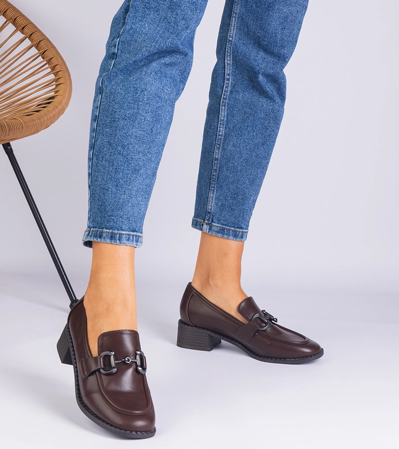 Hnědé dámské polobotky na podpatku s kovovou ozdobou Sopolino