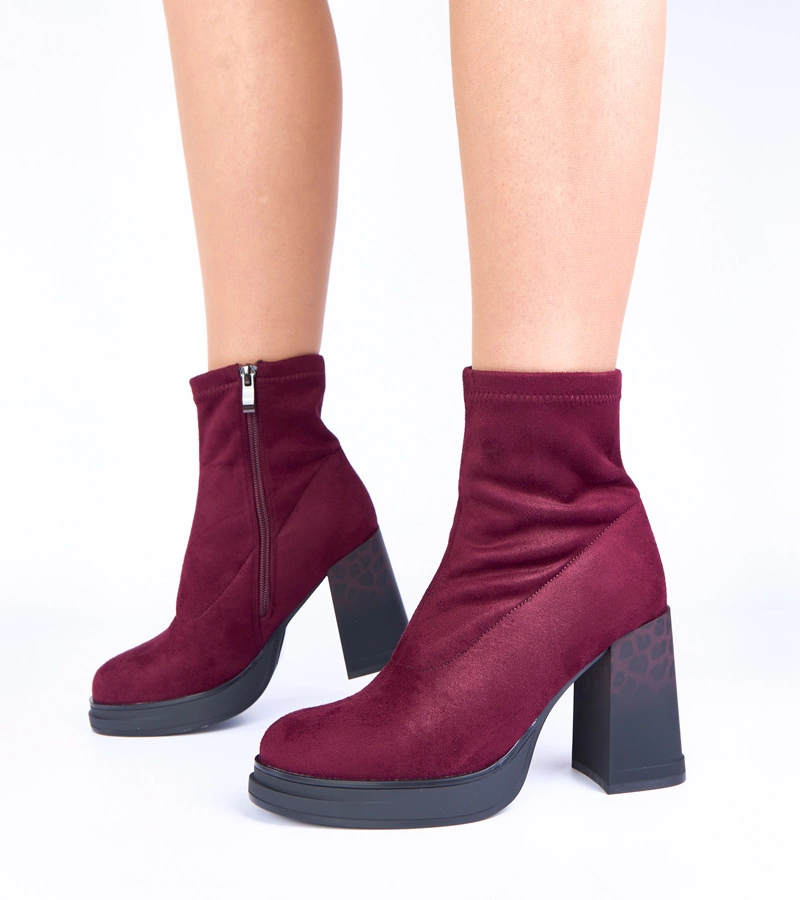 Fialové kotníkové boty na podpatku zdobeném leopardím potiskem Delora