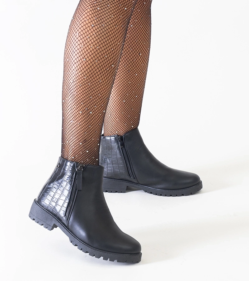 Černé botky s motivem krokodýlí kůže z eko-kůže Mifsada.