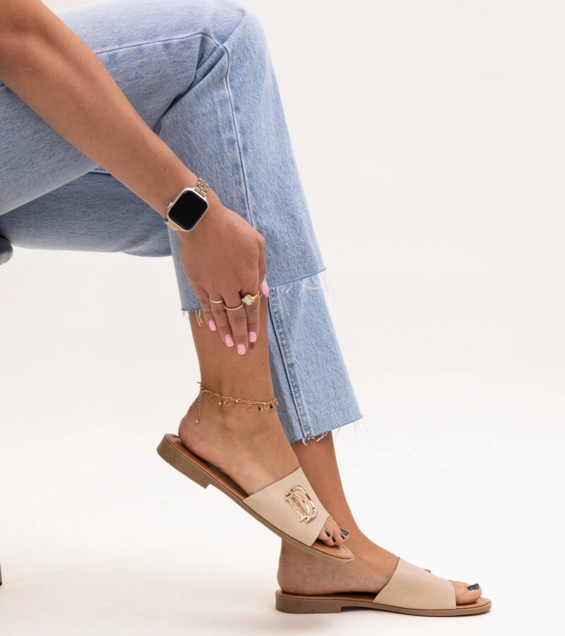 Bežové pantofle s přezkou Almeita