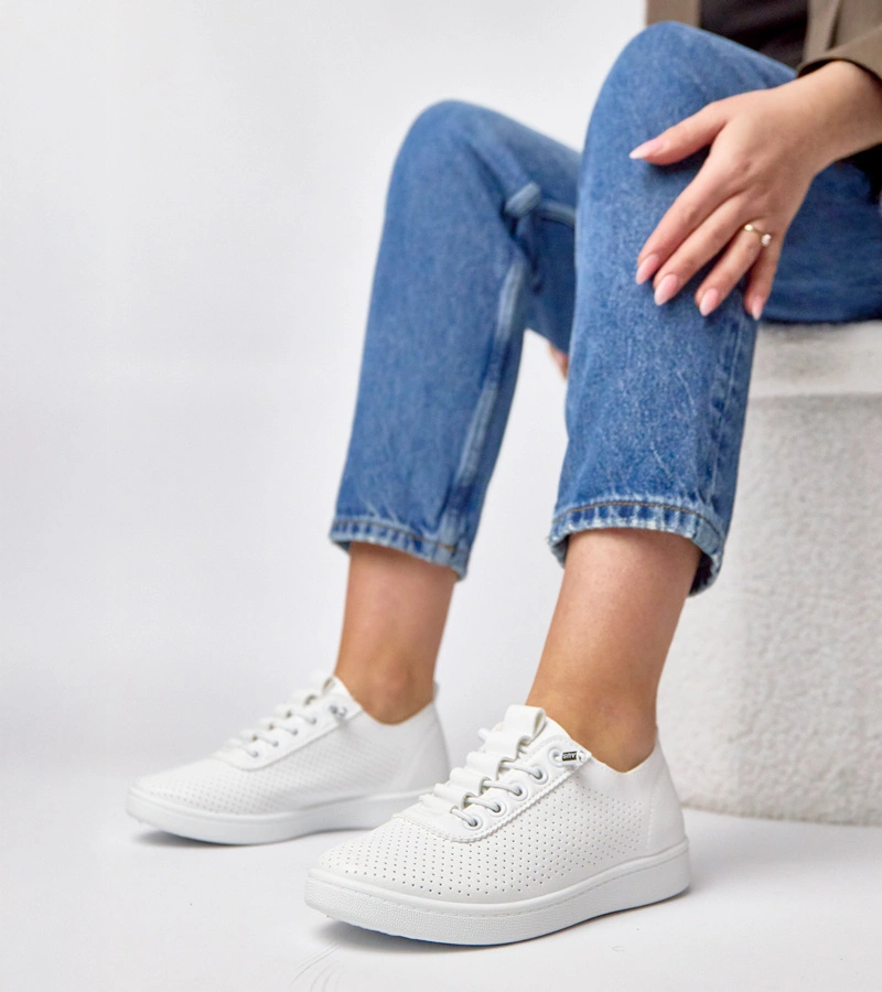 Bílé perforované tenisky Adèle na nazouvání