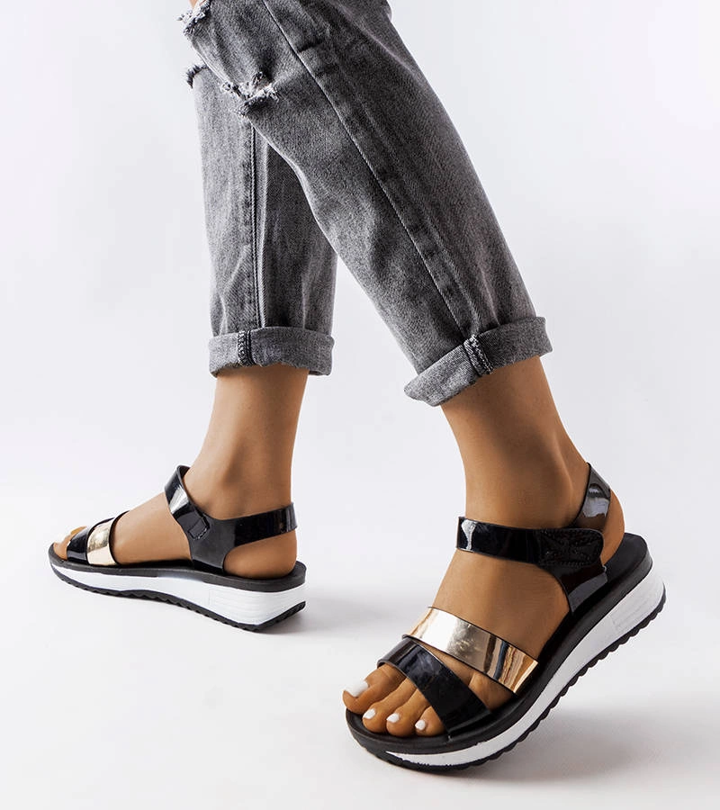 Černé lakované sandály Mila