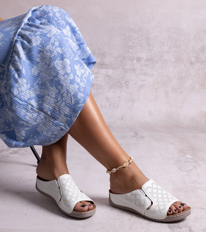 Bílé perforované pantofle Marouna