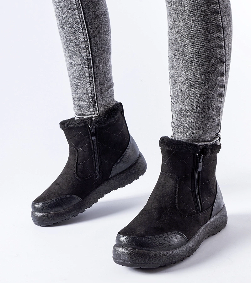 Černé izolované lehké botky Caprarica