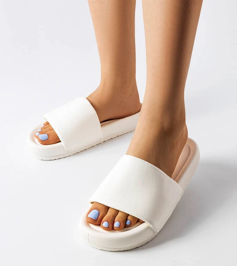 Bílé žabky na platformě Franco