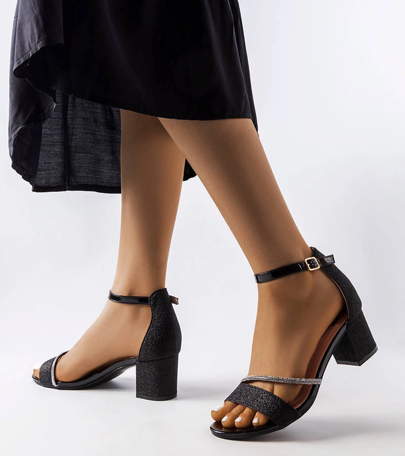 Lesklé černé sandály Lidia na jehlovém podpatku