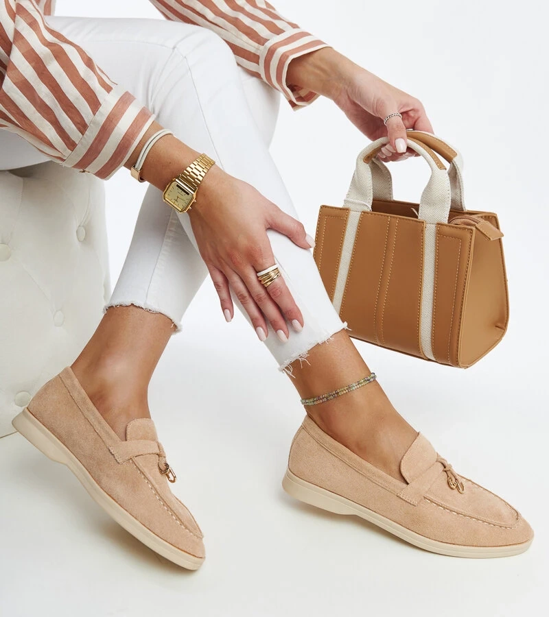 Bežové mokasíny s kovovým přívěskem Fiorano