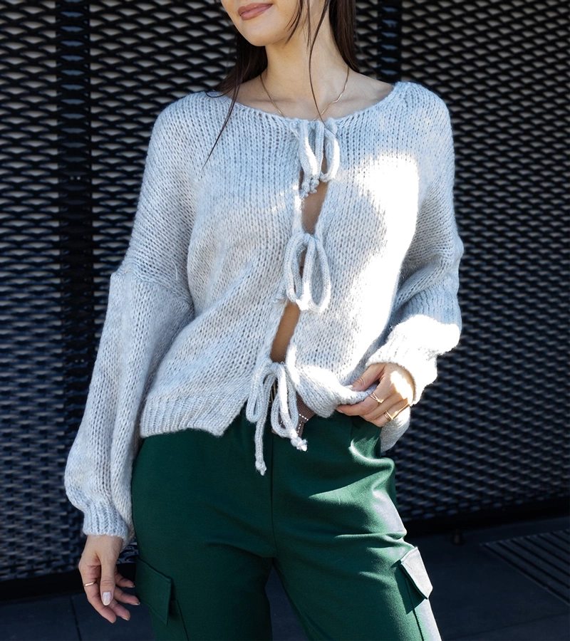 Szedý svetr Sumaia s vázáním.