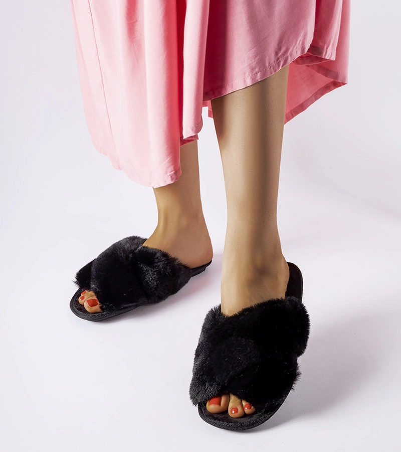 Černé pantofle s kožešinou INBLU