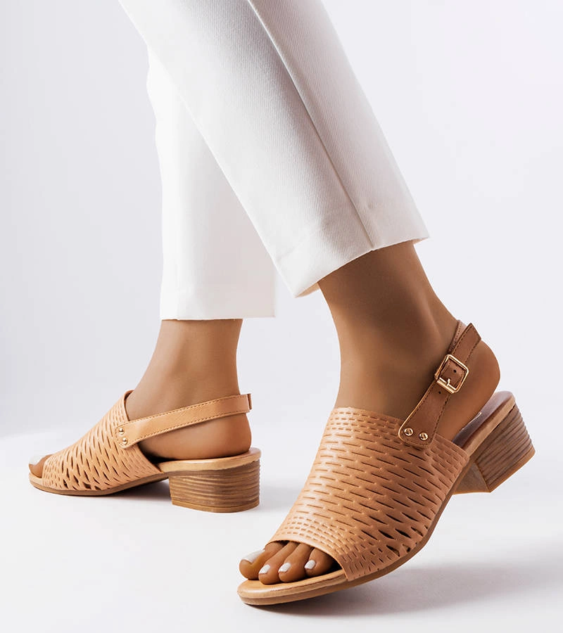 Pouštní hnědé sandály na nízkém jehlovém podpatku