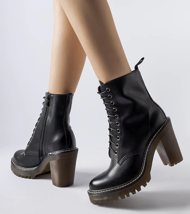 Černé šněrovací kotníčkové boty na podpatku Ezio