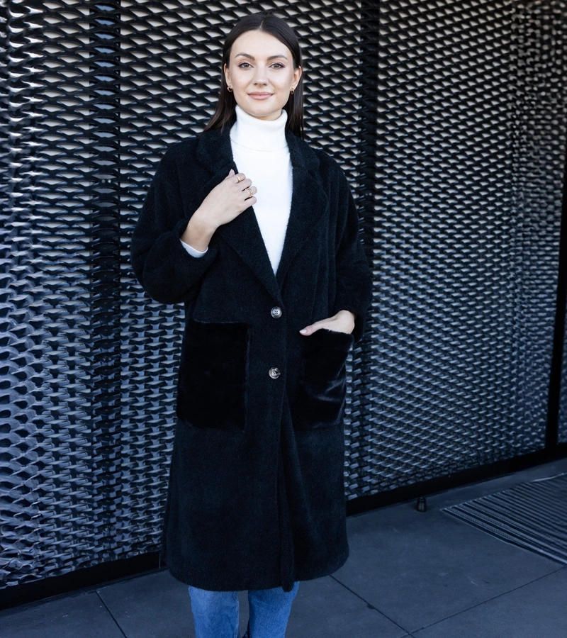 Dlouhý černý kabát s plyšovými kapsami Badra.