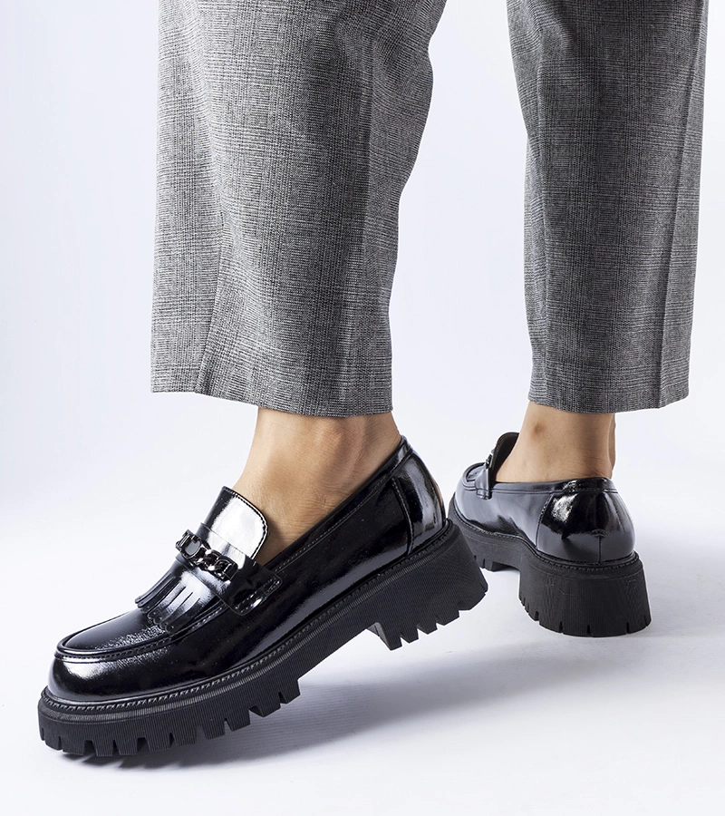 Černé lakované mokasíny s přezkou Agordina