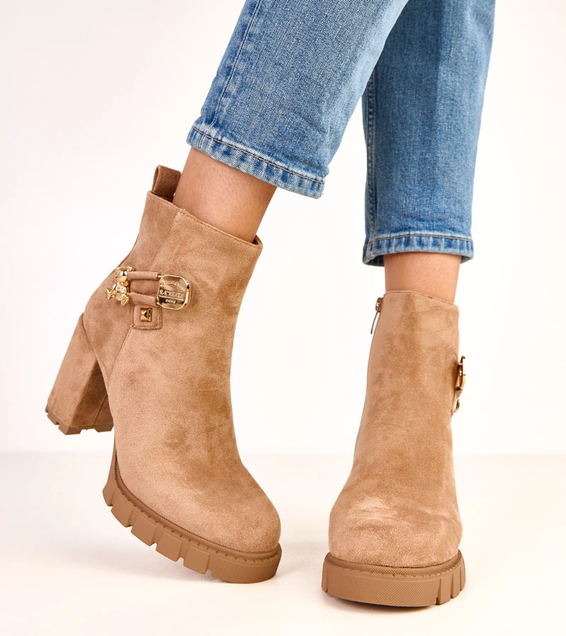 Hnědé kotníkové boty na sloupku zdobené zlatým medvídkem Naste