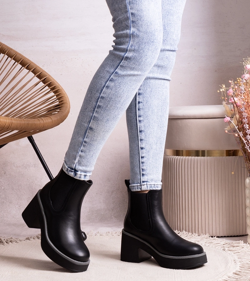 Cerné boty na sloupku Lidea