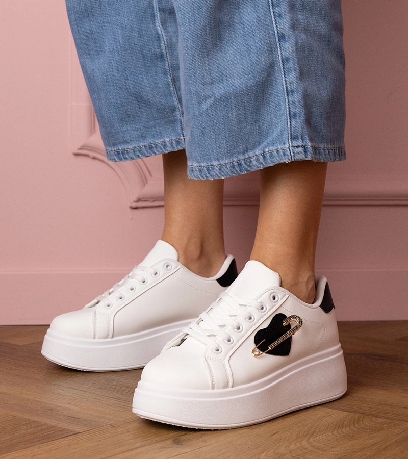 Bílé tenisky s černým srdíčkem a kamínky Lerisol