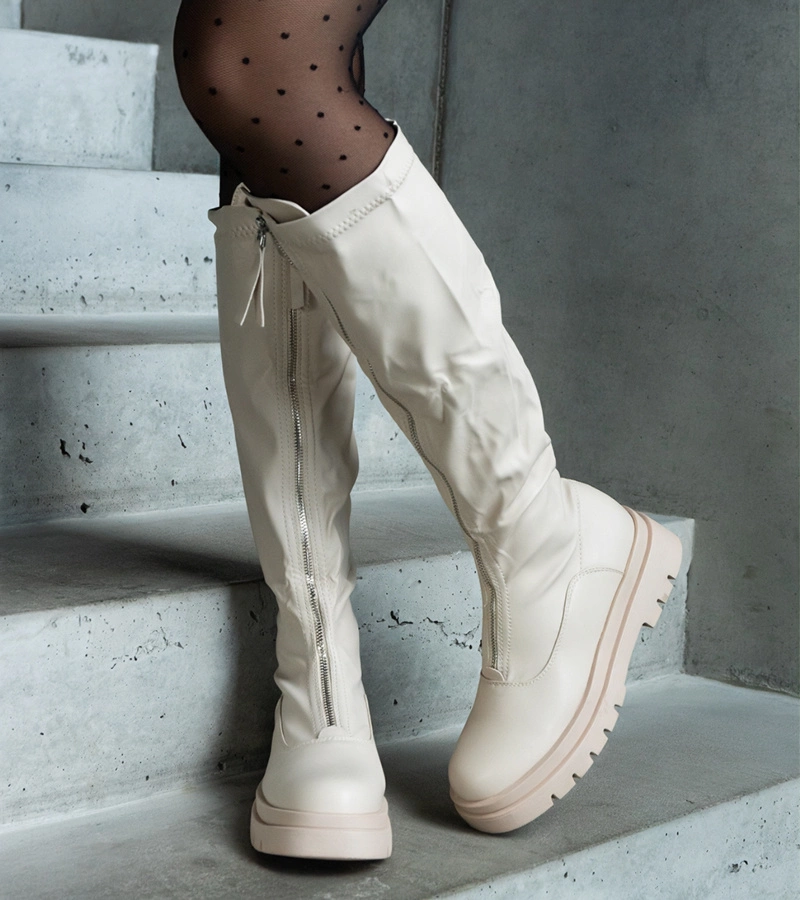 Béžové kozačky z eko kůže na plochém podpatku zdobené zipem Hala