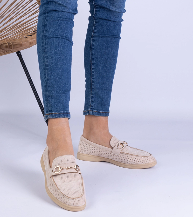 Béžové děrované mokasíny z eko semiše se zlatou ozdobou Marusso