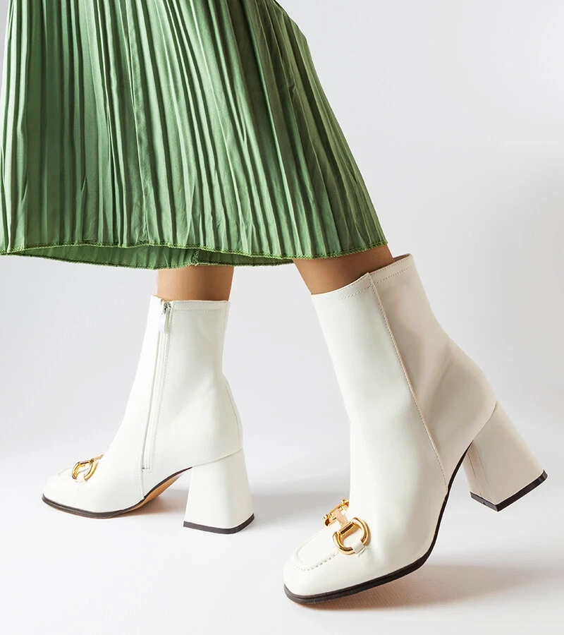 Bílé boty Castione na jehlovém podpatku