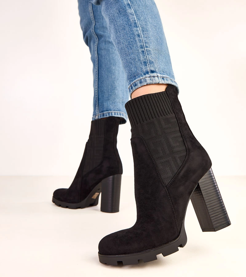 Černé kotníkové boty na podpatku s elastickou vsadkou Vesira