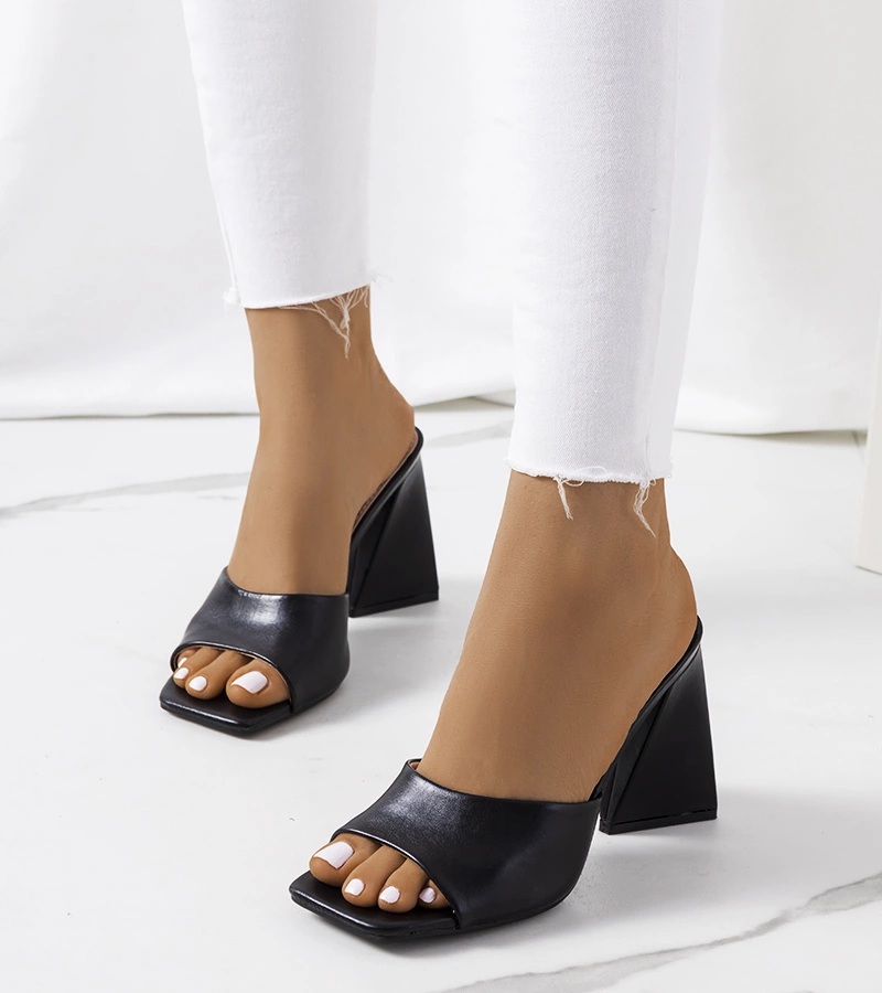 Černé žabky na jehlovém podpatku Istila