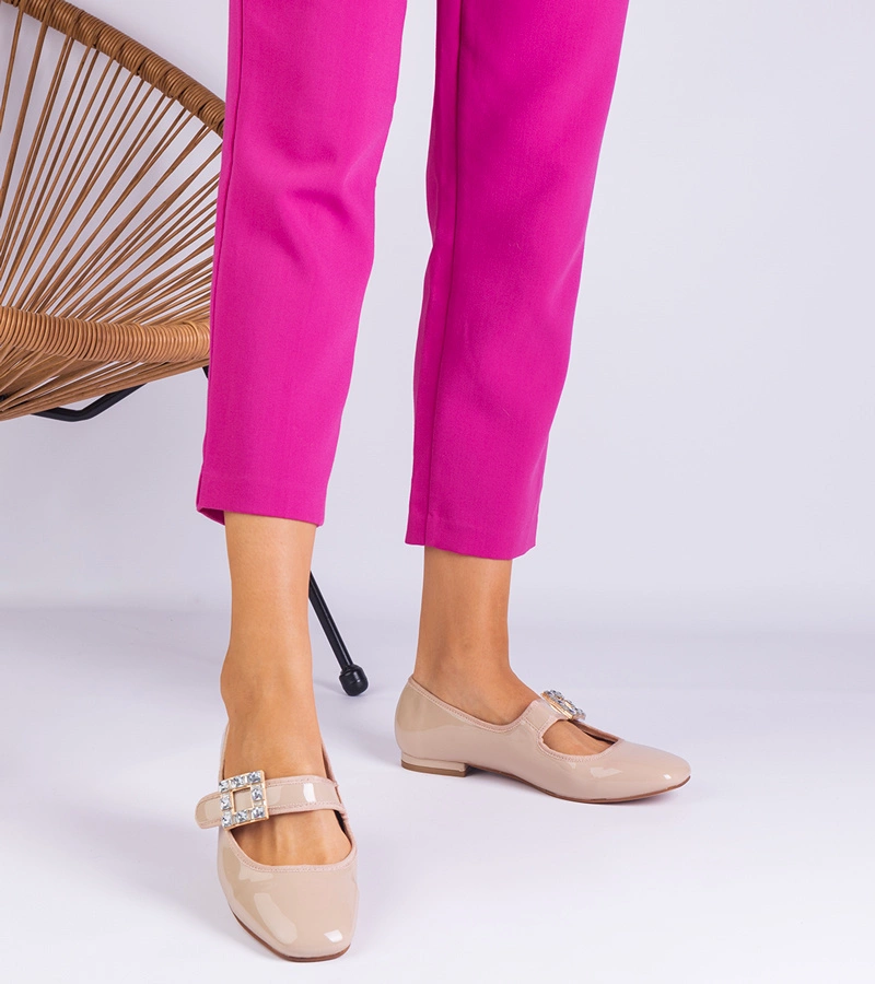 Béžové lakované baleríny zdobené sponou Furseda