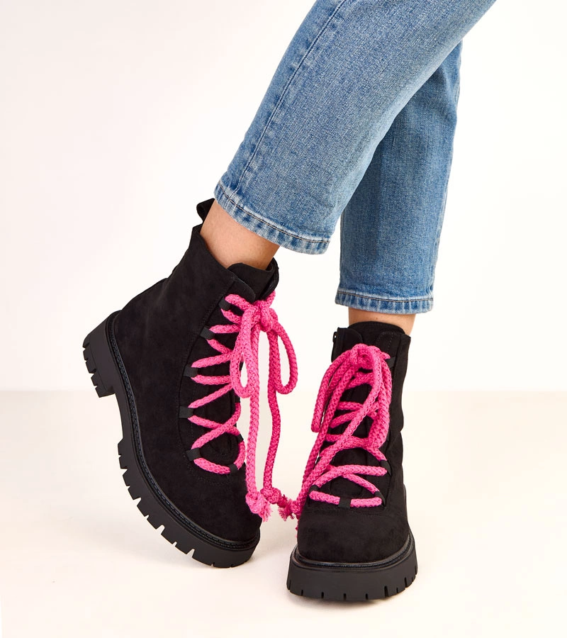 Černé kotníkové boty s ozdobnou růžovou šňůrkou Gabria