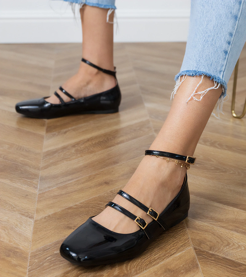 Černé lakované baleríny s přezkami Valos