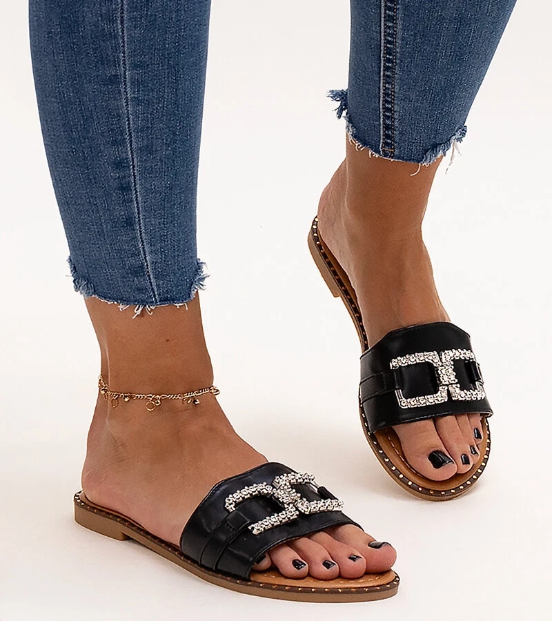 Černé pantofle s dekorativní sponou od Rochaela