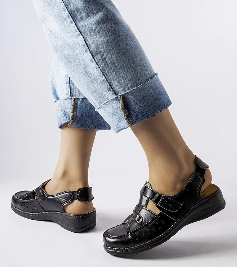 Černé ažurové sandály Nekra