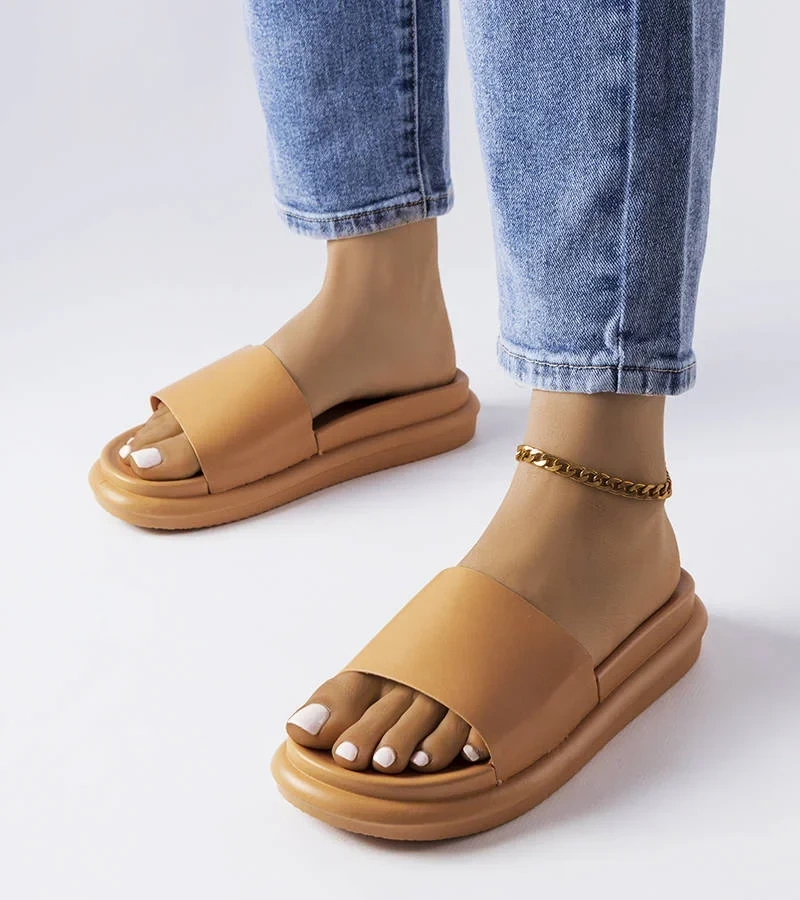 Hnědé žabky na platformě Paquette