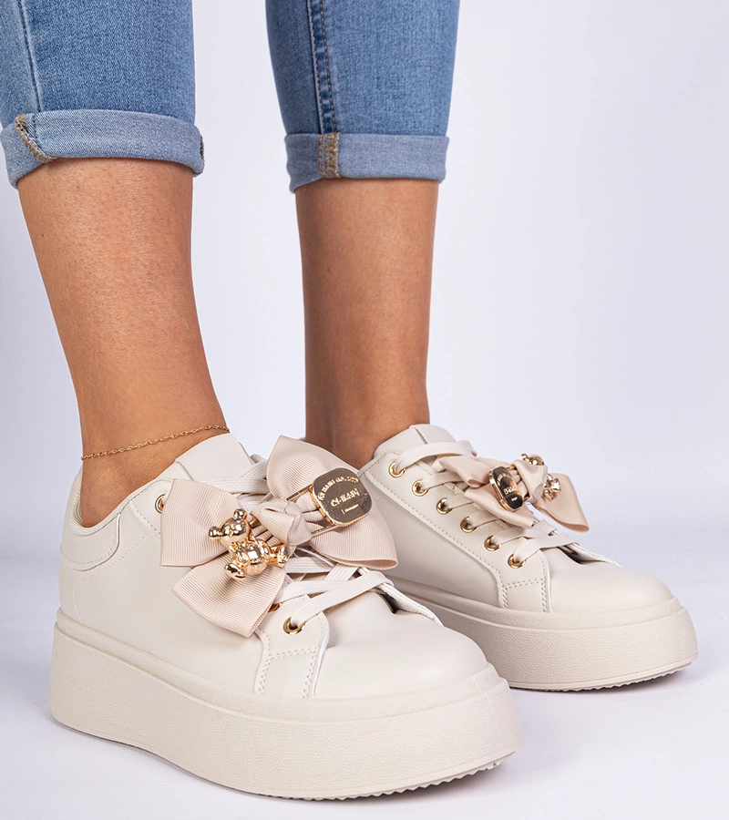 Béžové tenisky zdobené mašlí a zlatým medvídkem Karinka