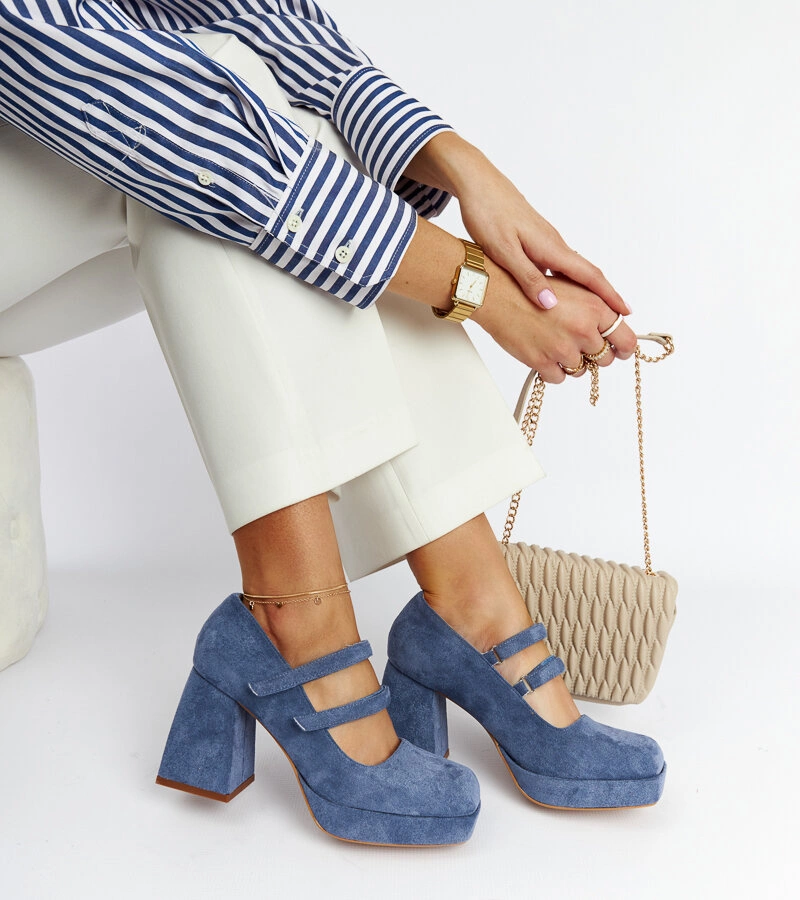 Modré lodičky na masivním sloupku Cher