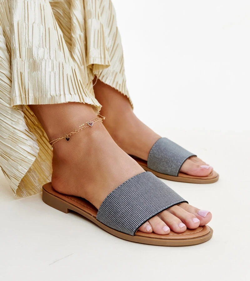 Černé lesklé pantofle Anilsa