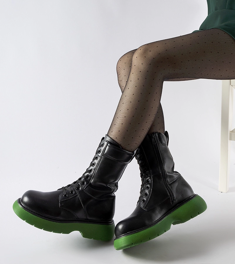 Černé zateplené boty s zelenou podrážkou Beata