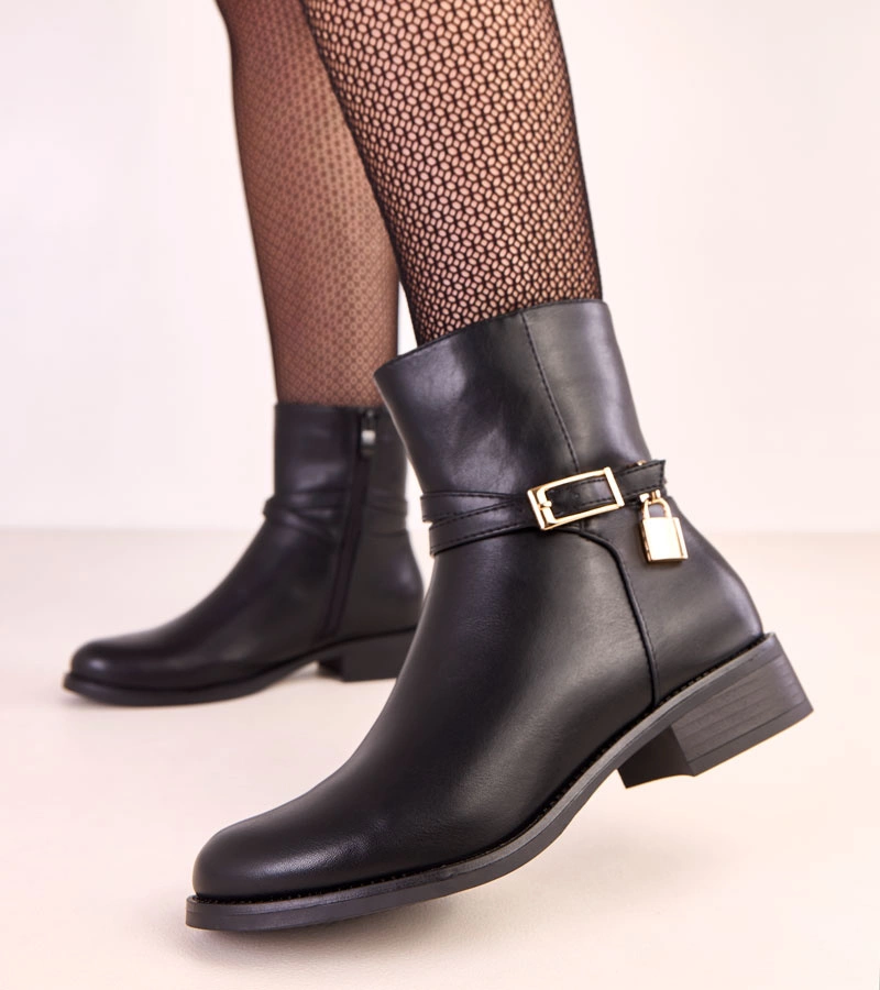 Černé kotníkové boty s přezkou a visacím zámkem Zema