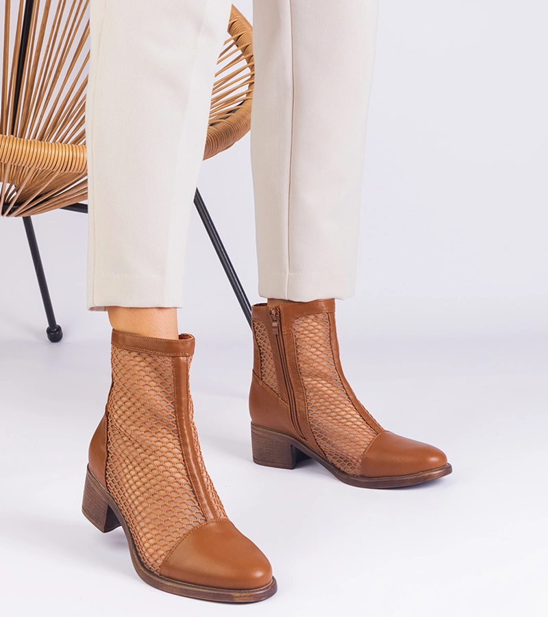 Hnědé síťované kotníkové boty na podpatku Melarka