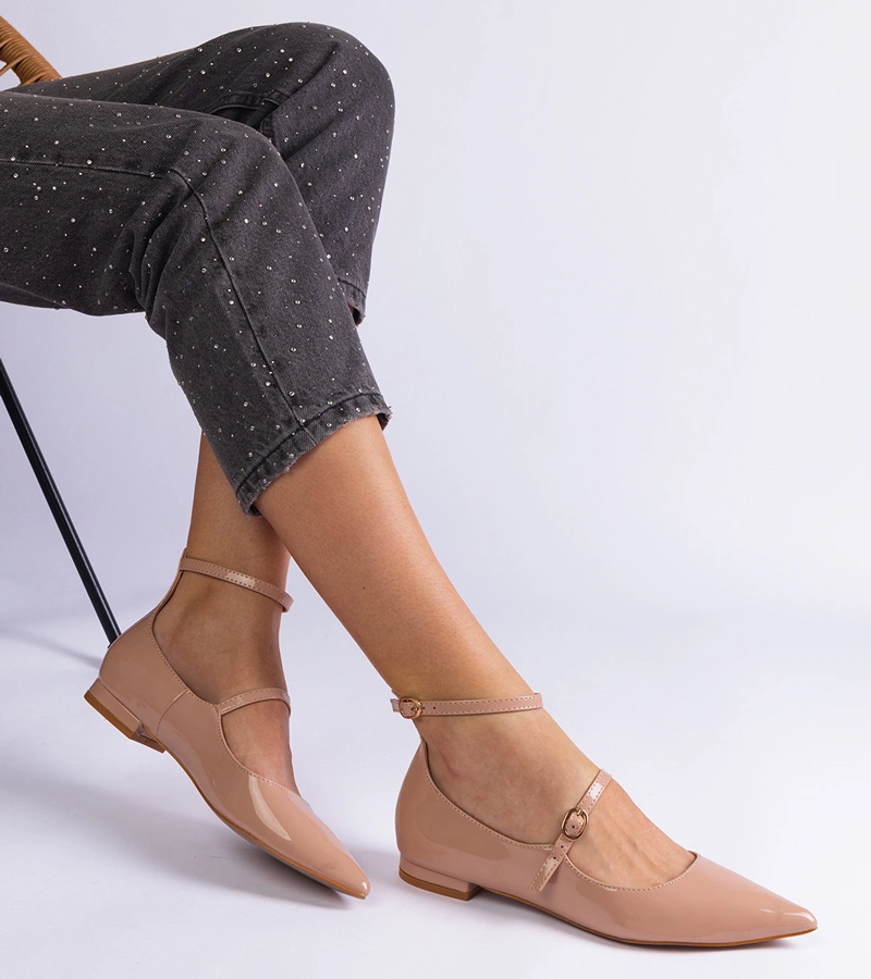 Béžové lakované lodičky na plochém podpatku s přezkami Ewerida