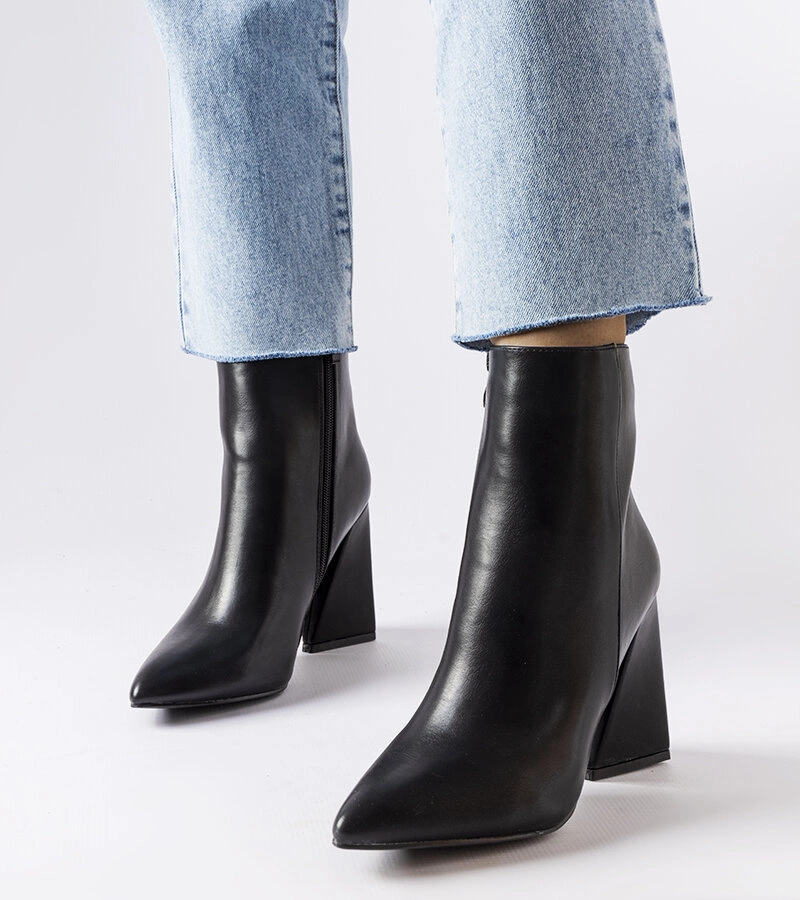 Černé boty s asymetrickým sloupkem Abelina