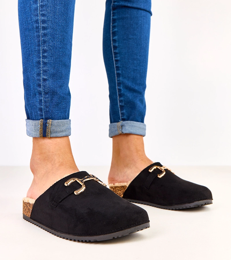 Černé uzavřené pantofle se zlatou ozdobou Stenley