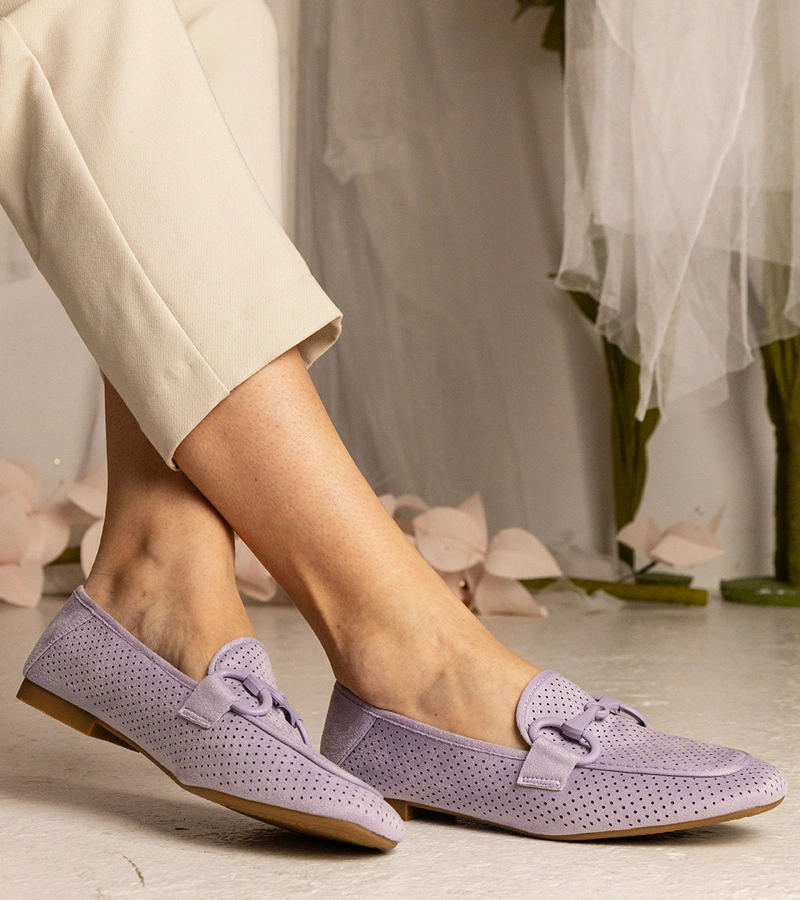 Fialové dámské děrované mokasíny s ozdobou Mensory