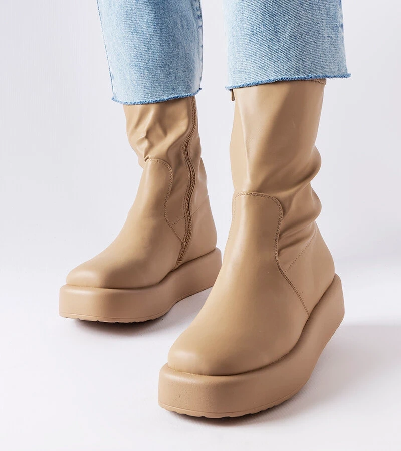 Béžové boty na platformě od společnosti Valpantena