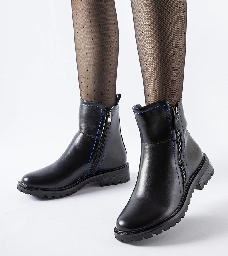 Černé botky s ozdobnou modrou nití Nereo