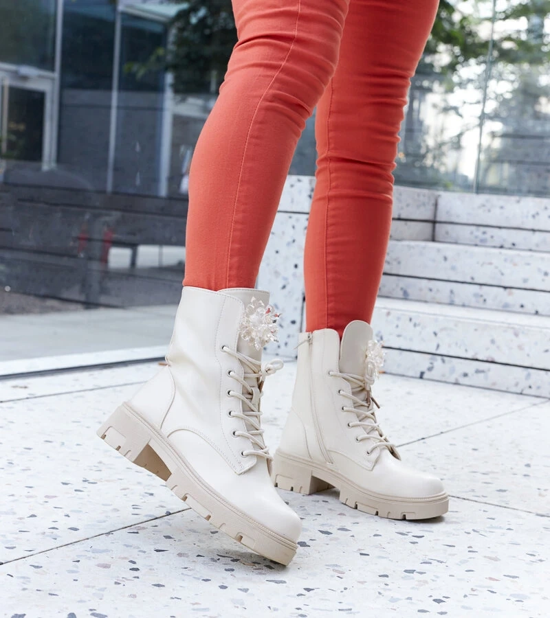 Bežové kotníčkové boty s dekorativními korálky Accadia