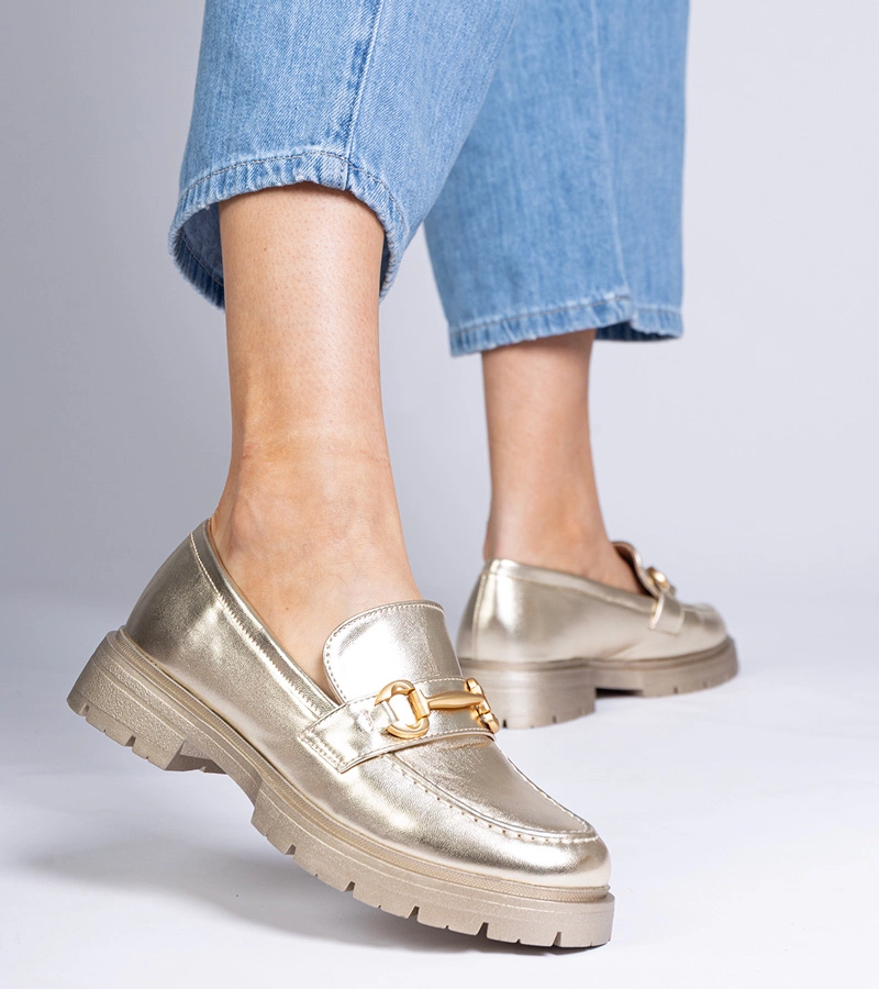 Zlaté elegantní mokasíny s ozdobou Letty