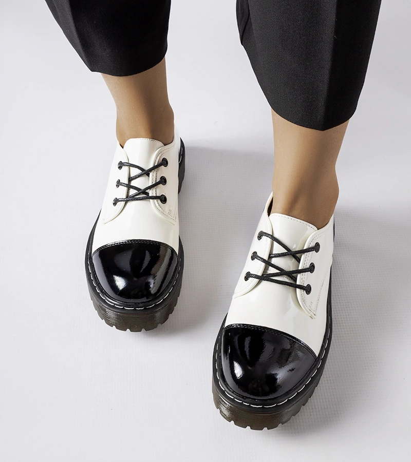 Bílo-černé lakované polobotky Cardin