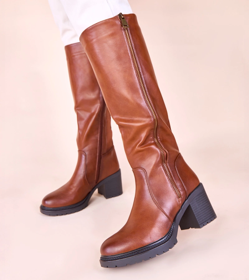 Hnědé kozačky na podpatku s elastickou vsadkou Akia