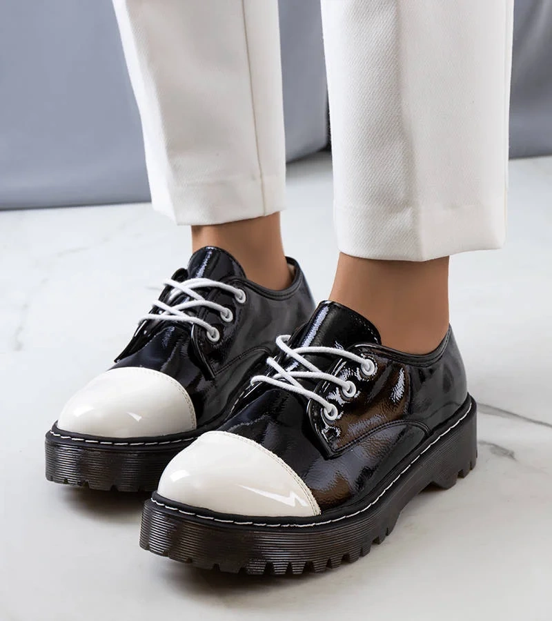 Černé lakované polobotky Cardin