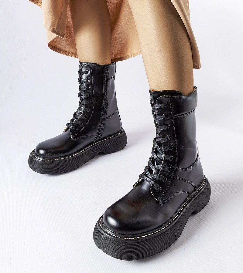 Černé vypolstrované pracovní boty na platformě Davi