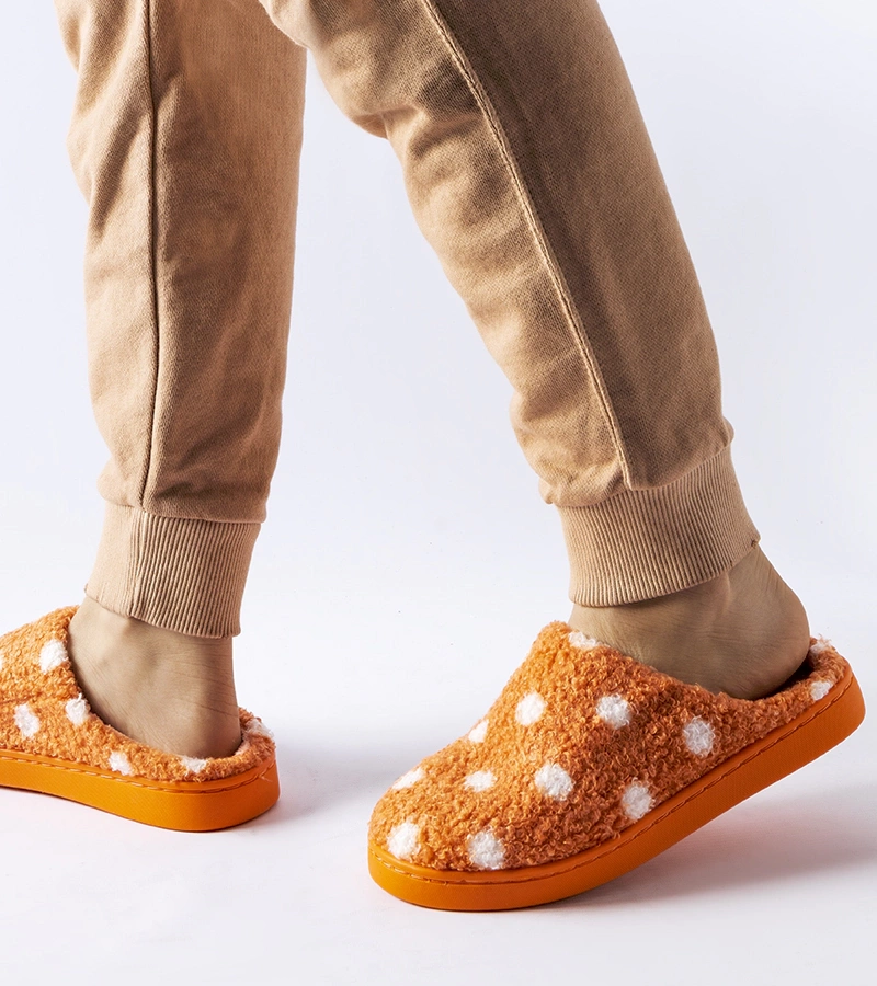 Oranžové teplé pantofle s bílými puntíky Laino